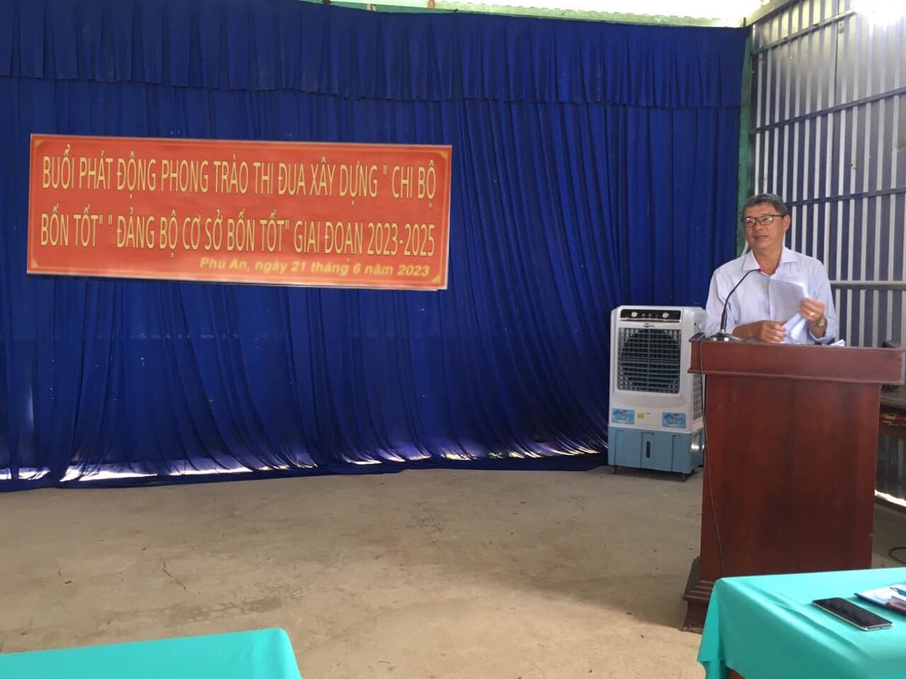 Bí thư phát biểu