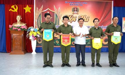 Đồng chí Dương Thành Lộc – Chủ tịch UBND xã trao giải cho các tập thể có thành tích xuất sắc trong hội thi
